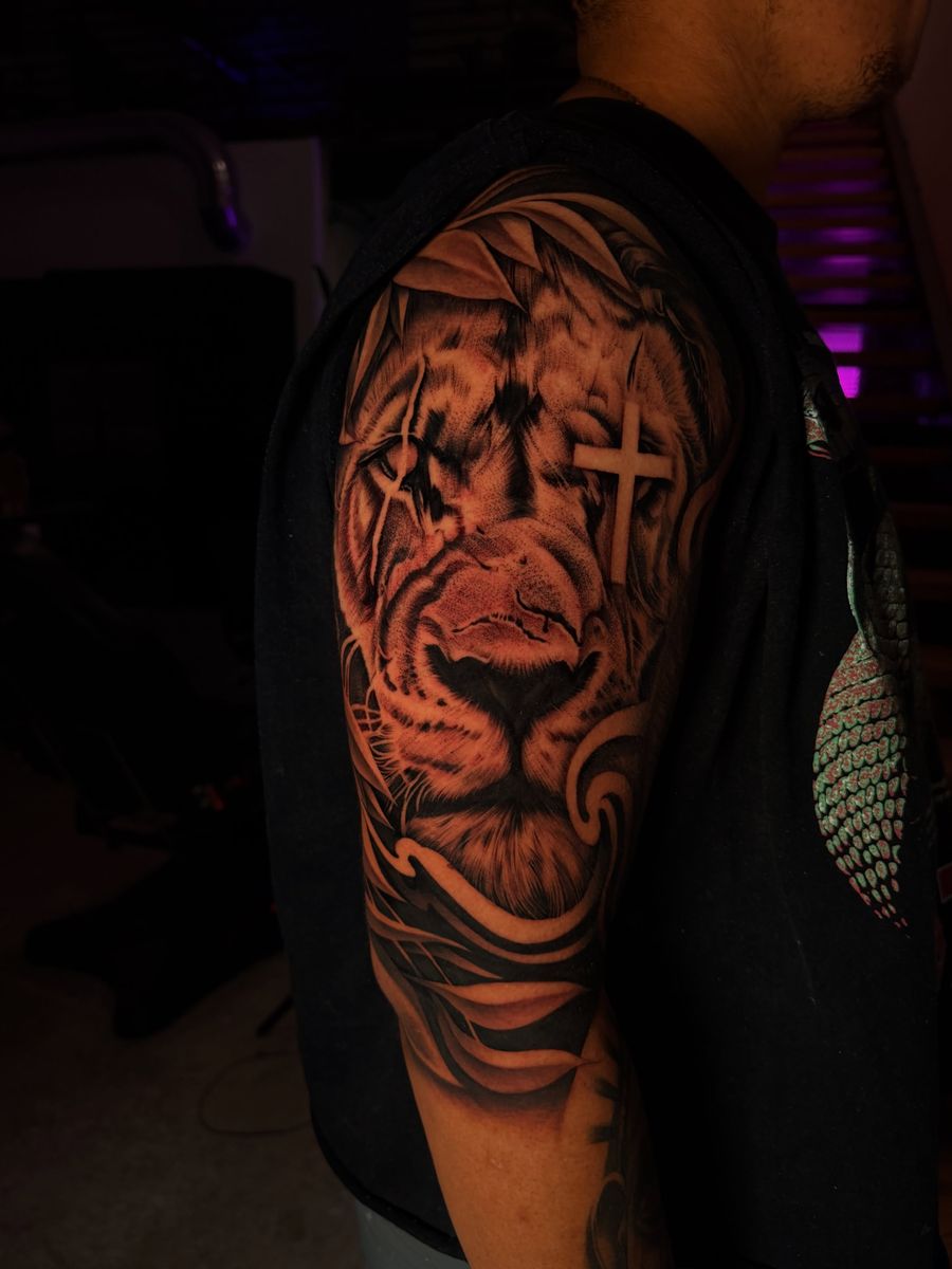 Black & grey lion sleeve by Houston